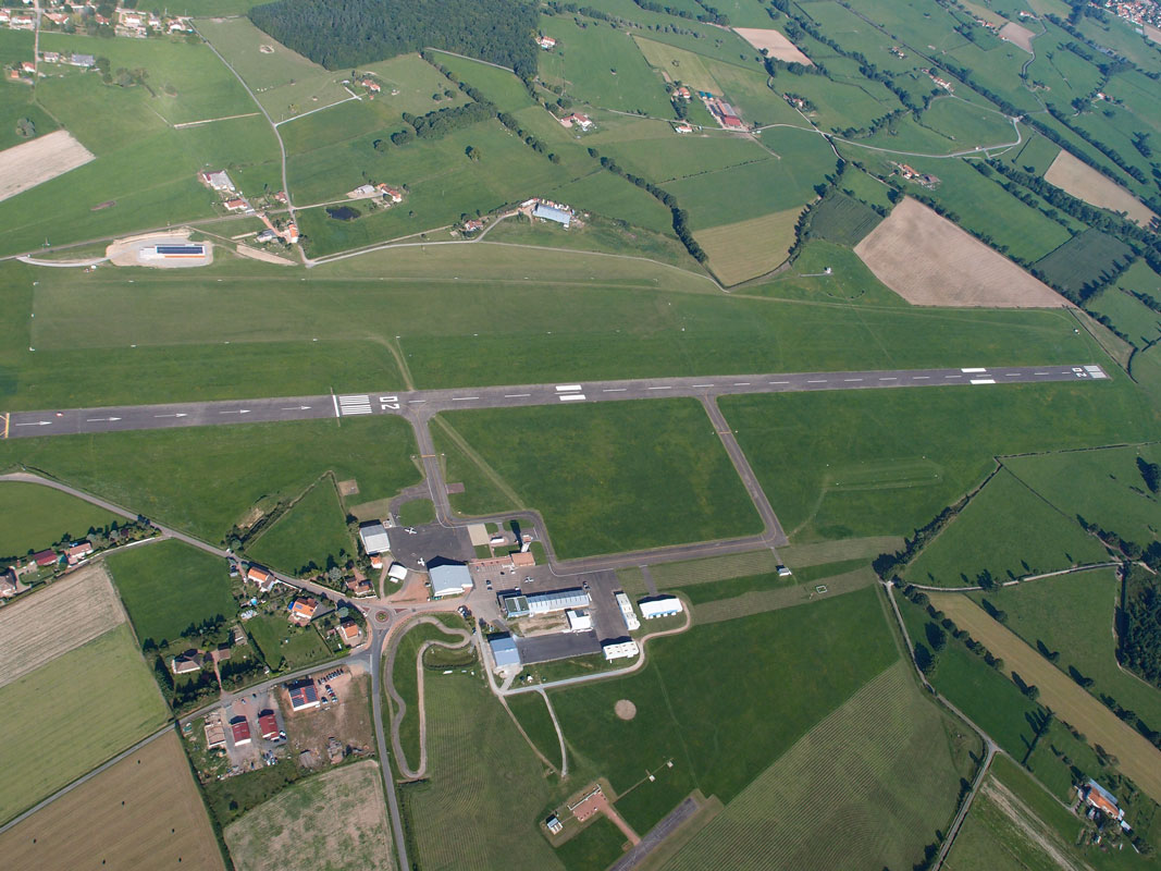 Aéroport de Roanne Site officiel Aéroport de Roanne Roannais